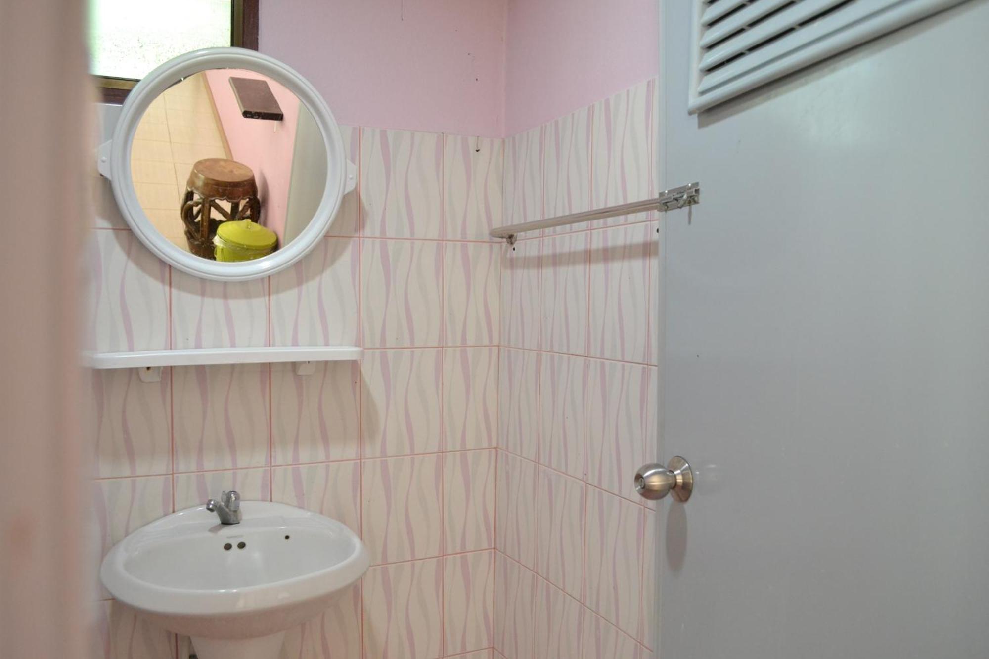 Benjaporn Bungalow Ko Si Chang Room photo